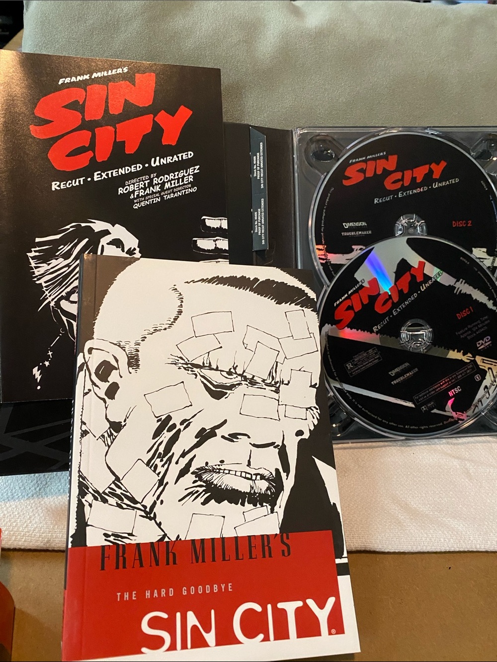 Frank Miller's Sin City Recut Extended Unrated DVD Set - Black & Red - Picture 4 of 5
